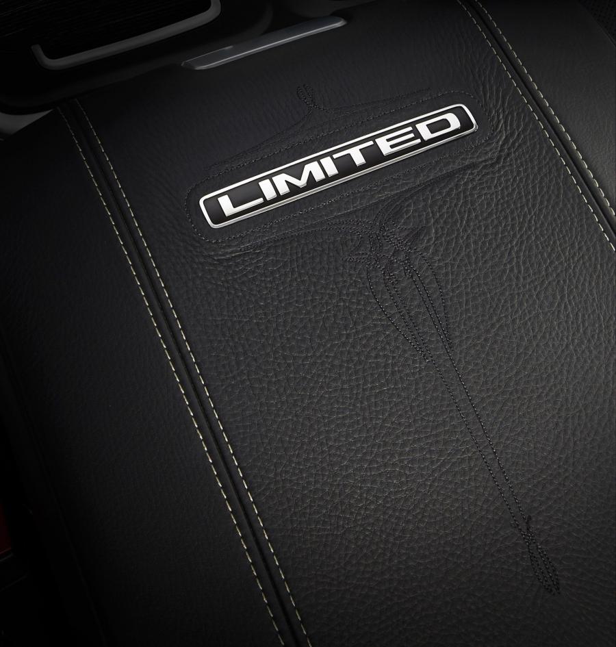Детали интерьера Dodge Ram 1500 Laramie Limited Crew Cab 2015 года  (фото 29 из 46)